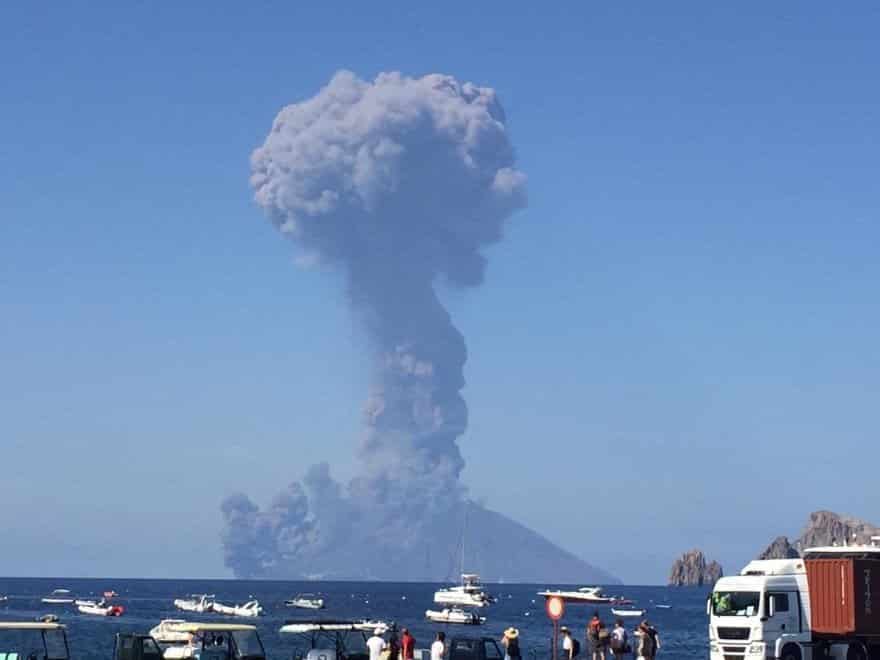 Explosión del volcán Estromboli, en Italia, causó pánico entre pobladores y turistas. Foto: Twitter.