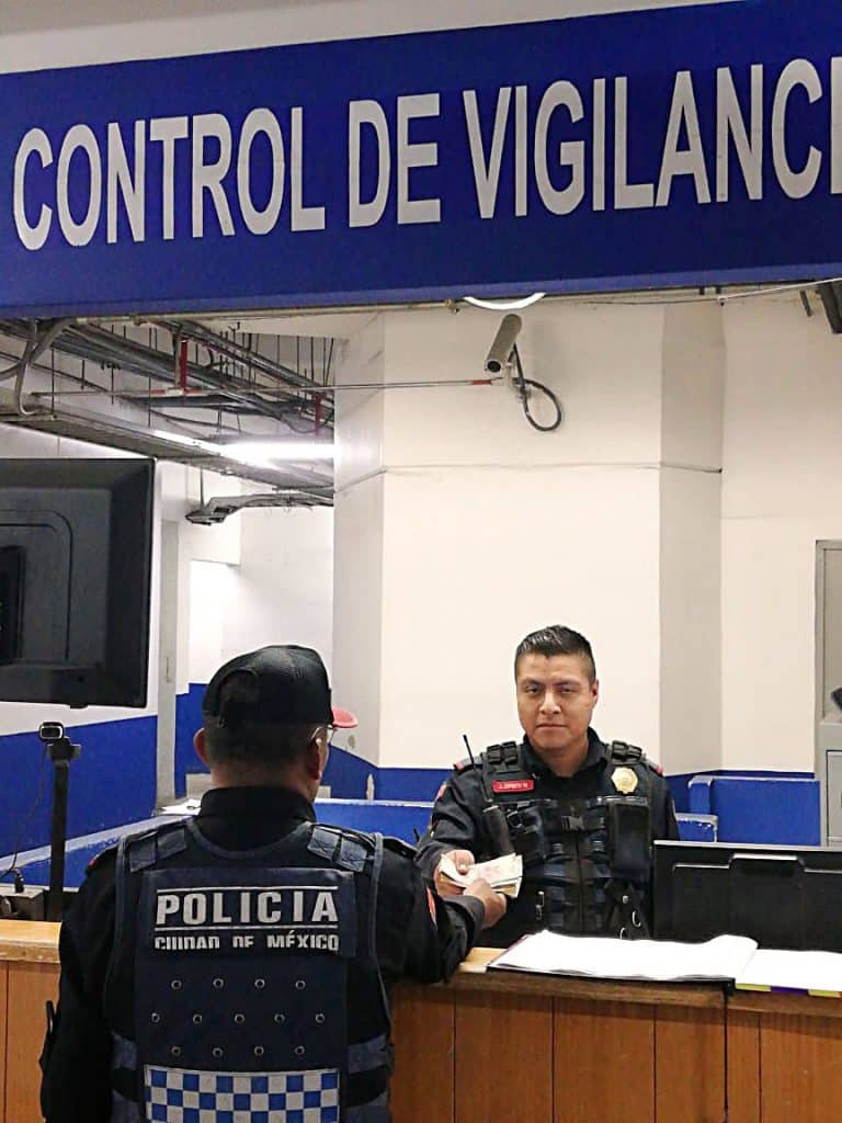 Policía de la CDMX encuentra dinero y lo devuelve