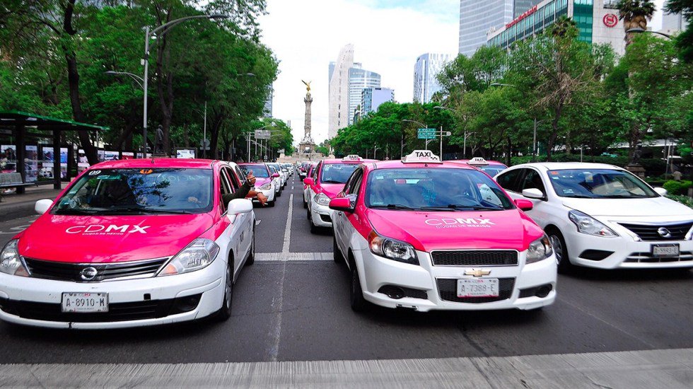 Vialidades bloqueadas por taxistas