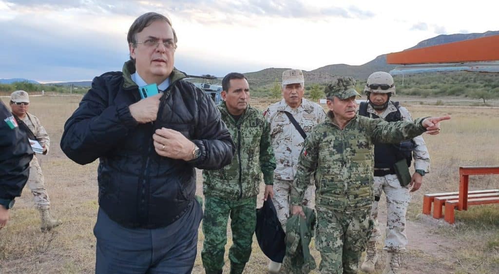 Ebrard recorre la zona en la que atacaron a familia LeBaron