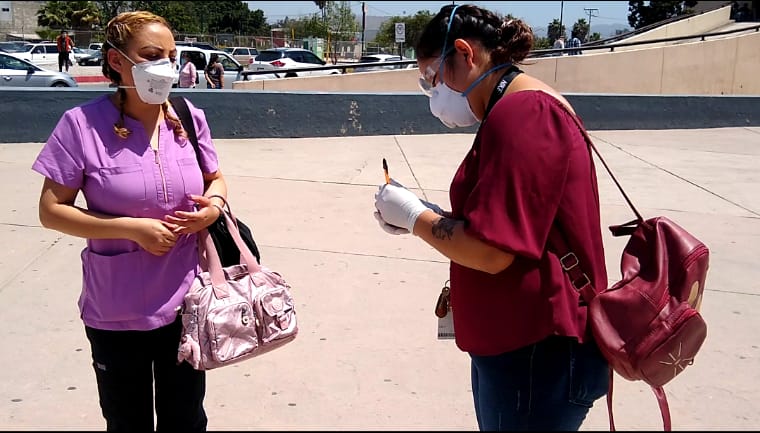 enfermera del IMSS que comunica a pacientes COVID-19 con sus seres queridos