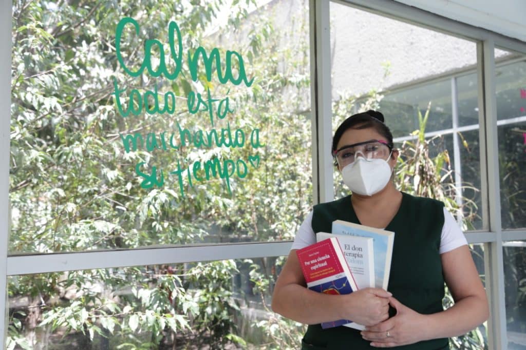 Con libros, enfermeras del IMSS motivan a pacientes con COVID-19