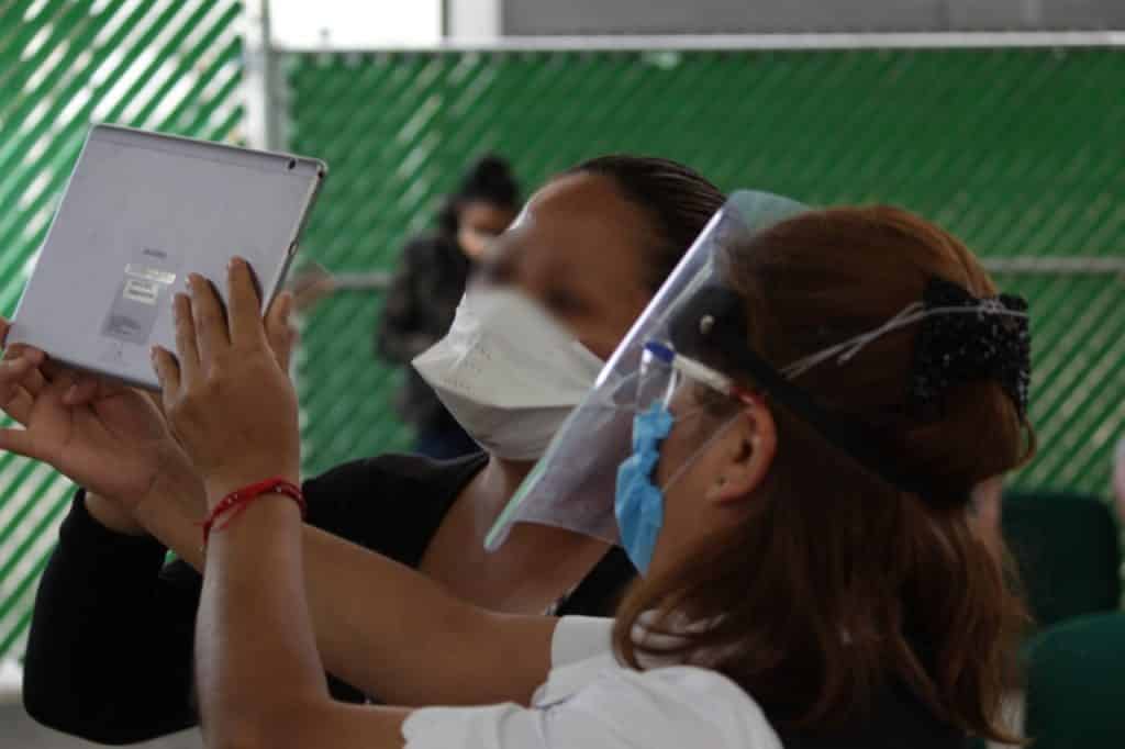 Con videollamadas, IMSS comunica a familiares con pacientes COVID-19