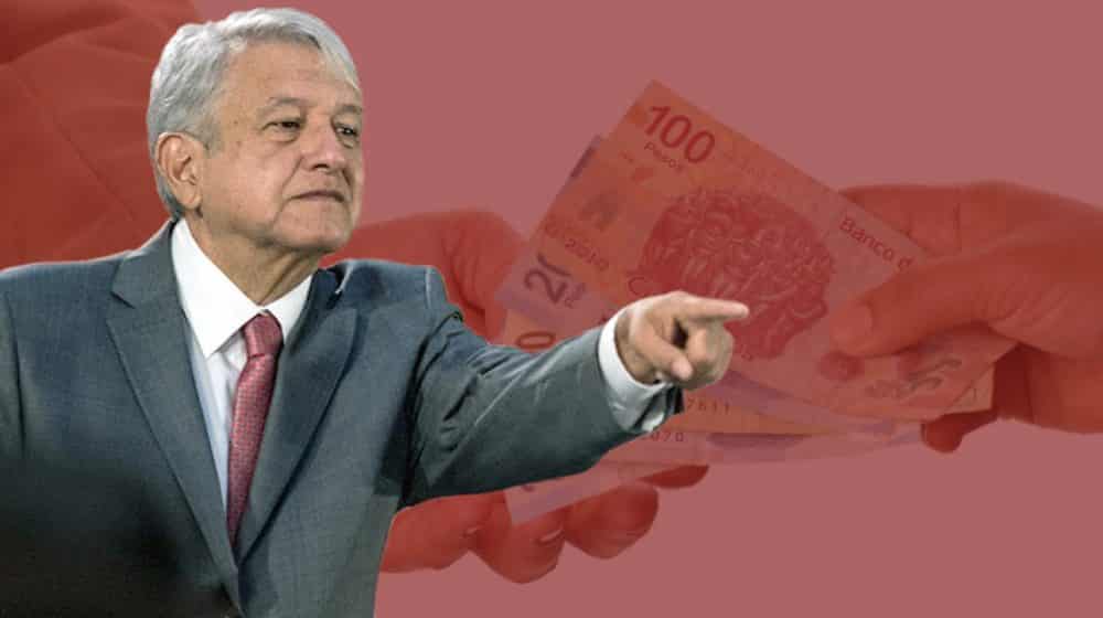 AMLO "pasa charola" a trabajadores de gobierno