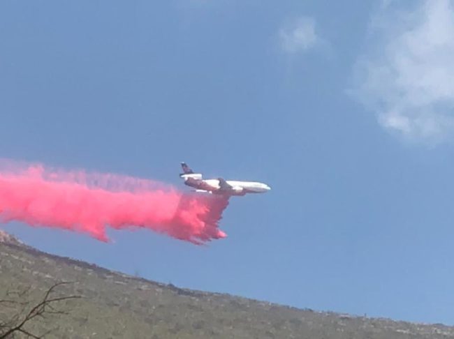 Avión DC10 combate incendio forestal en Arteaga