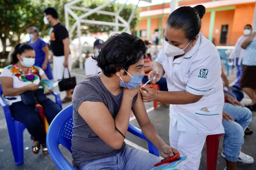 IMSS llama a población a vacunarse contra COVID-19