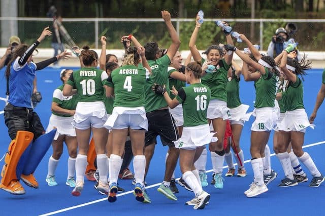 Jugadoras mexicanas celebrando