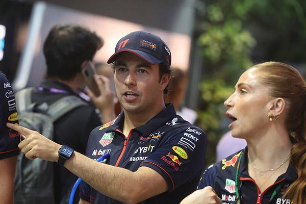 Complicadas prácticas de viernes en Singapur para Max y Sergio