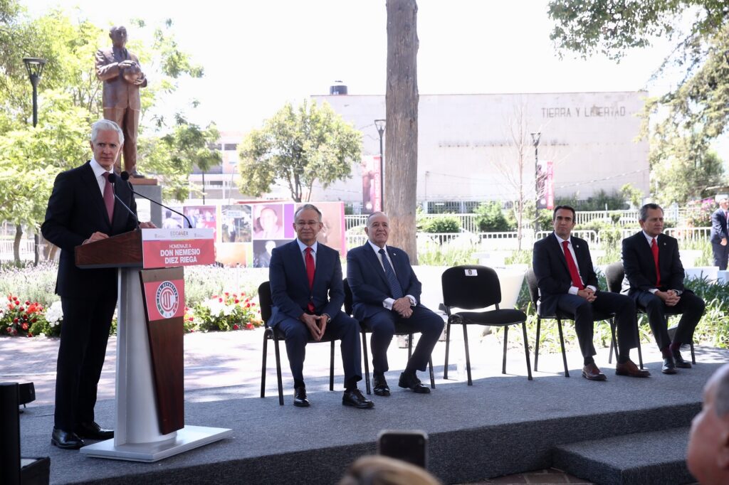 Encabeza Alfredo del Mazo homenaje a Don Nemesio Diez con develación de estatua y reacondicionamiento del jardín Zaragoza de Toluca