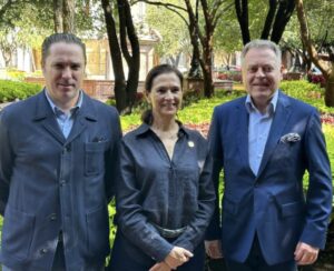 Presenta titular de la SECULT al nuevo director de la OFEQ