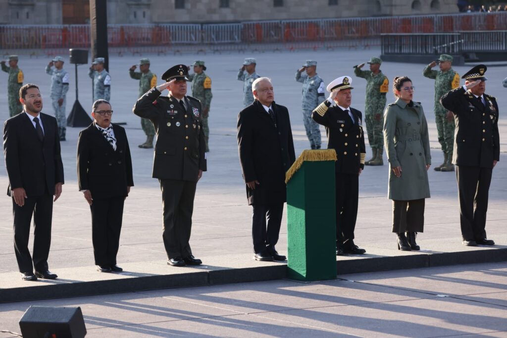 Asiste Martí Batres a izamiento de bandera en el zócalo, en honor a las víctimas de los sismos de 1985 y 2017