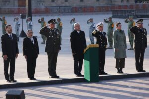 Asiste Martí Batres a izamiento de bandera en el zócalo, en honor a las víctimas de los sismos de 1985 y 2017