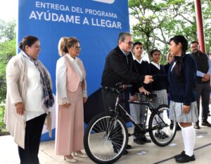 Entregan apoyos del programa Ayúdame a Llegar y material deportivo en escuelas de la Sierra