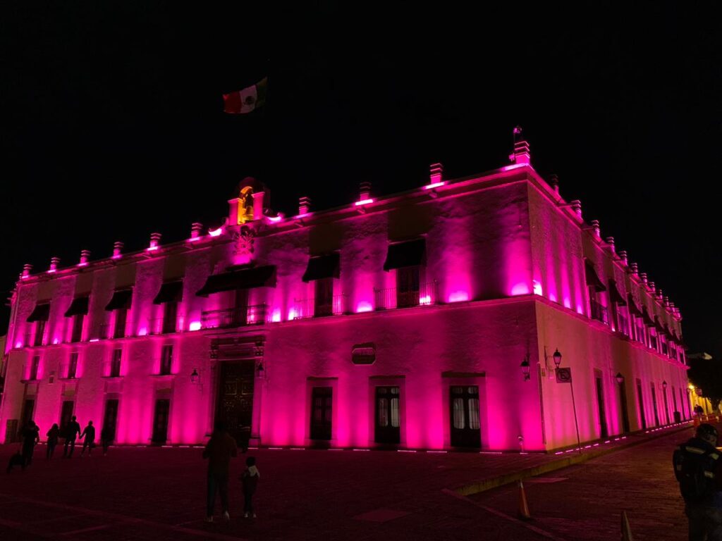 Se pinta de rosa Palacio de Gobierno en el marco del Día Internacional del Cáncer de Mama