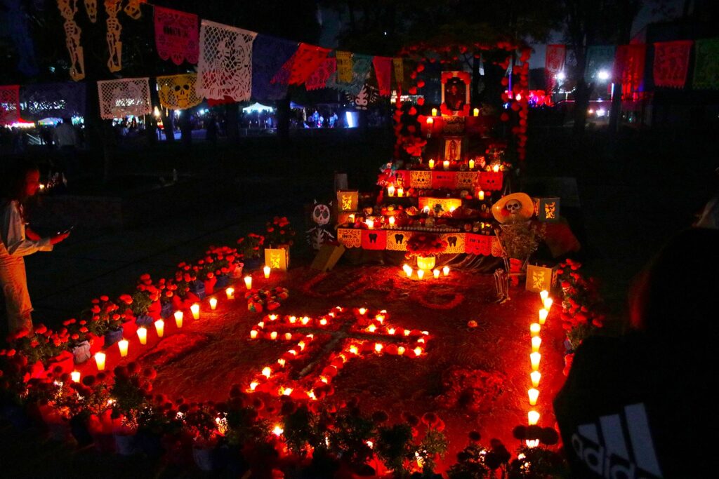 Miles de personas asisten al parque temático “Miktlán” de la UAG