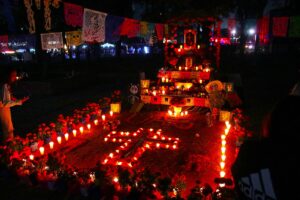 Miles de personas asisten al parque temático “Miktlán” de la UAG