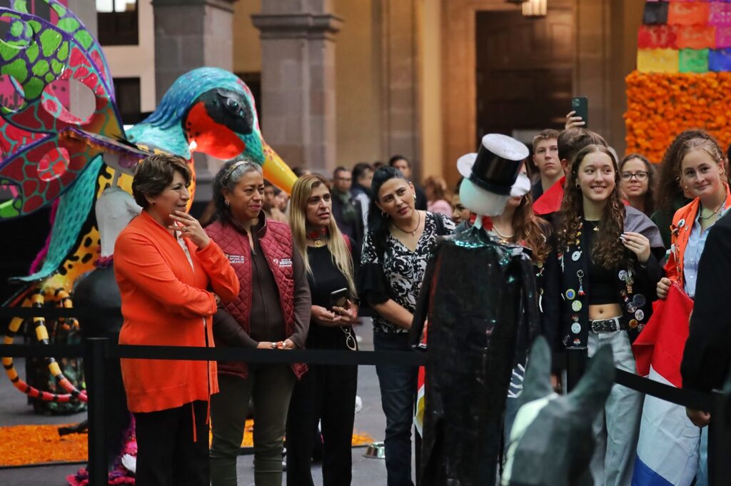 “El Estado de México es la casa de todos”; la Gobernadora Delfina Gómez recorre con estudiantes extranjeros la Ofrenda Monumental del Día de Muertos