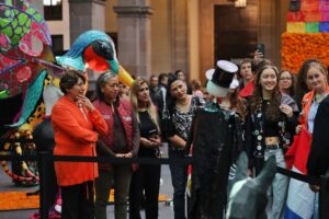 “El Estado de México es la casa de todos”; la Gobernadora Delfina Gómez recorre con estudiantes extranjeros la Ofrenda Monumental del Día de Muertos