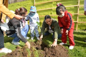 La niñez mexiquense se suma al cuidado del medio ambiente plantando 500 árboles frutales