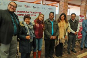 Entrega Secretaría de Salud lentes de armazón en Temoaya