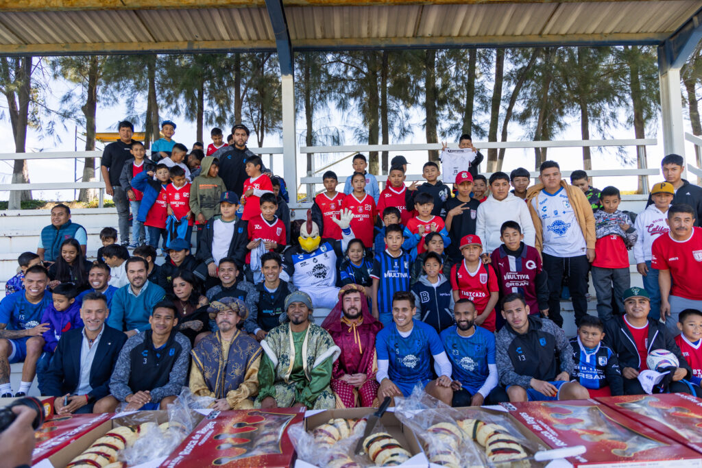 SEJUVE y Gallos Blancos celebran Día de Reyes