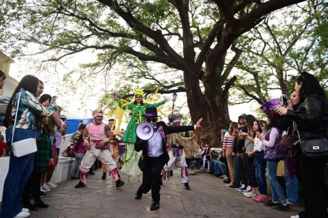 El pregonero invita a las presentaciones del FAOT 2024