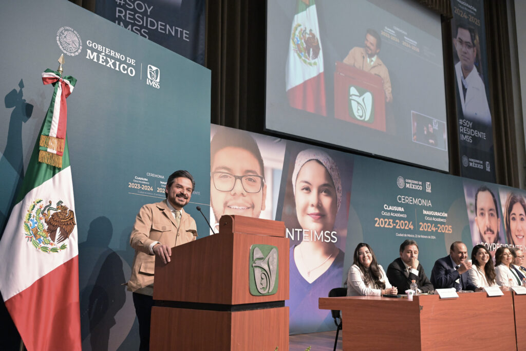 Zoé Robledo reconoce labor de médicos graduados del IMSS