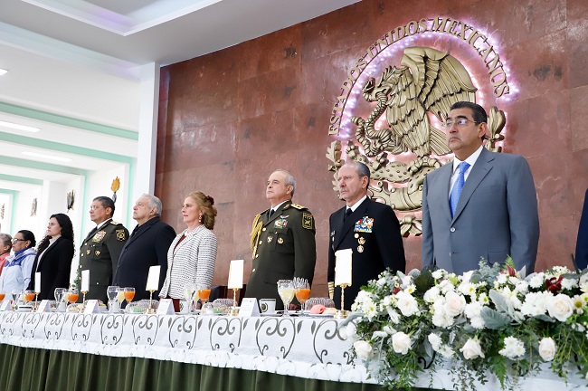 AMLO y Salomón presiden ceremonia de Día del Ejército