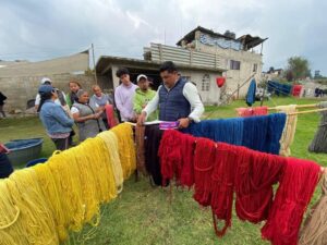 Artesanas y artesanos mexiquenses utilizan colorantes naturales para teñir sus trabajos