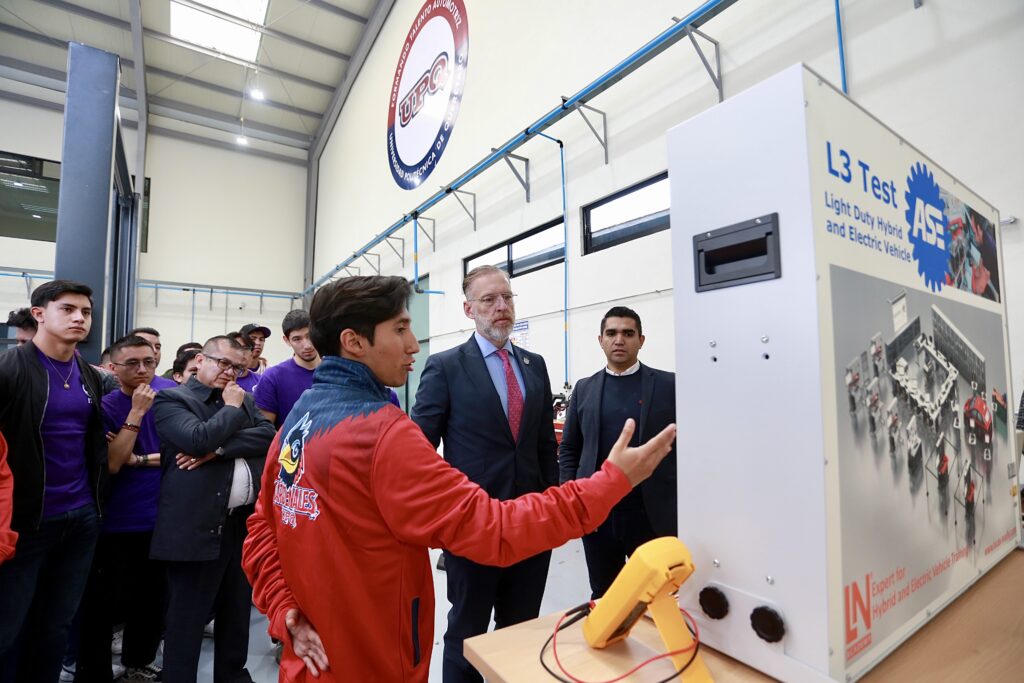 Inaugura titular de SEDESU laboratorio de vehículos eléctricos