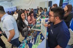 Visitan Feria de Universidades cientos de aspirantes