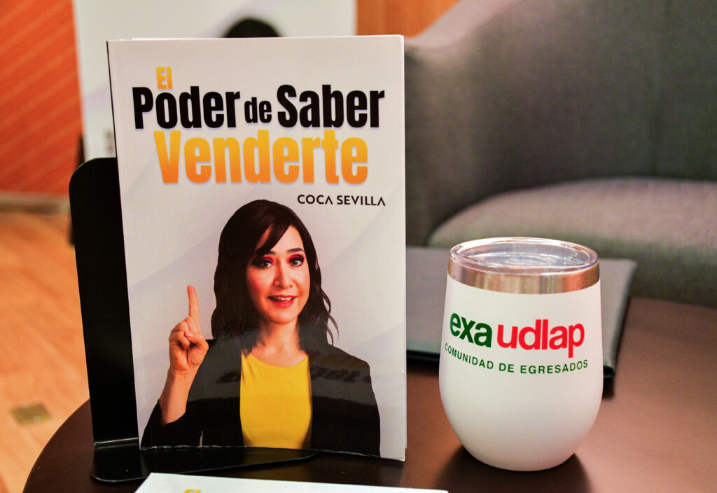 Egresada UDLAP presentó su libro “El Poder de Saber Venderte”