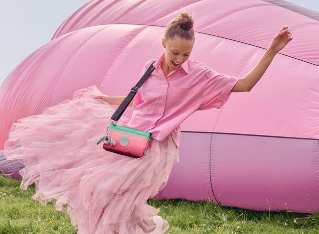 Kipling lanza una nueva colaboración con Wicked - News Report MX